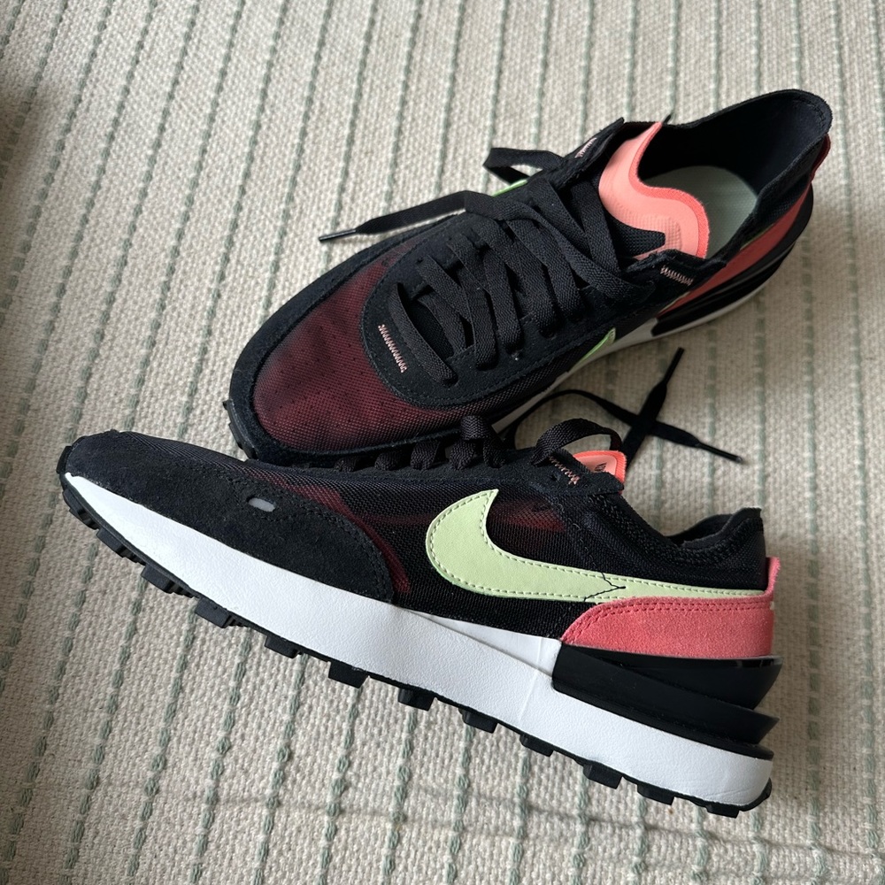 Nike waffle tennis shoes!!!